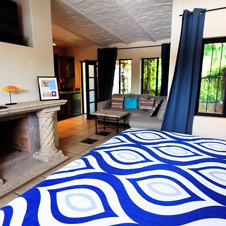 Enjoy Ac In Our Guest Room At Inn Ajijic Exterior photo